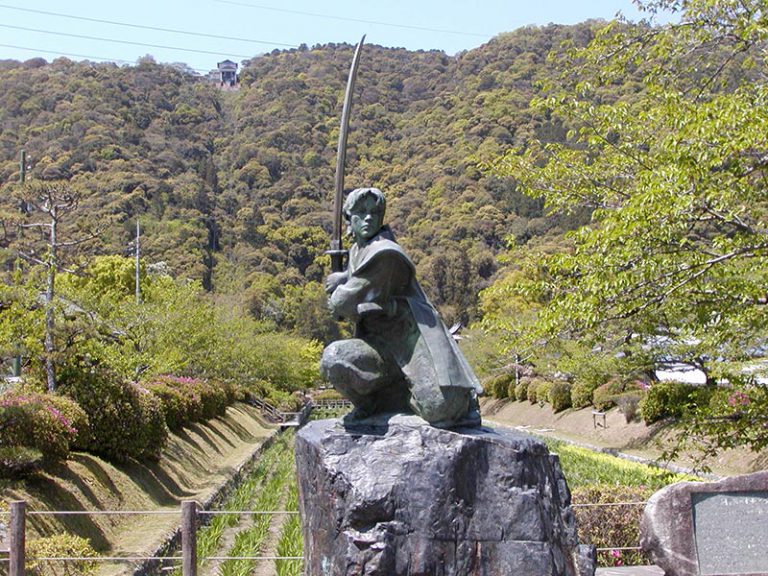 佐々木小次郎像 | 岩国観光振興課－岩国 旅の架け橋