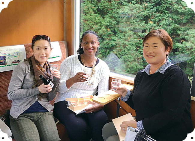 利き酒列車　列車に揺られながら岩国五蔵の地酒と特製駅弁を堪能できます。