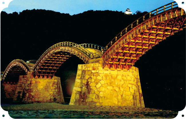 錦帯橋ライトアップ　漆黒の中で黄金色に輝く錦帯橋はとても神秘的